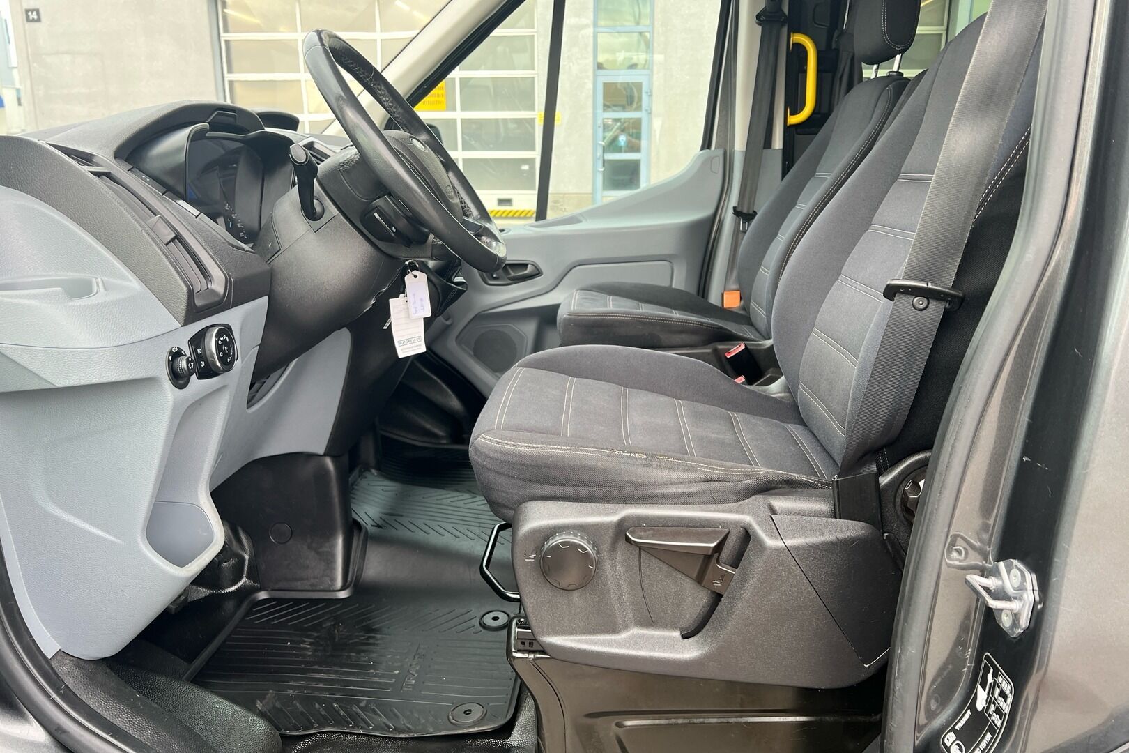 Ford Transit iso kuva 8