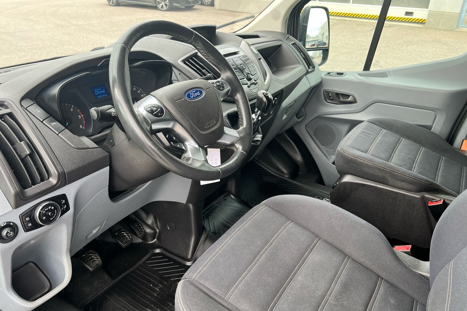 Ford Transit iso kuva 1