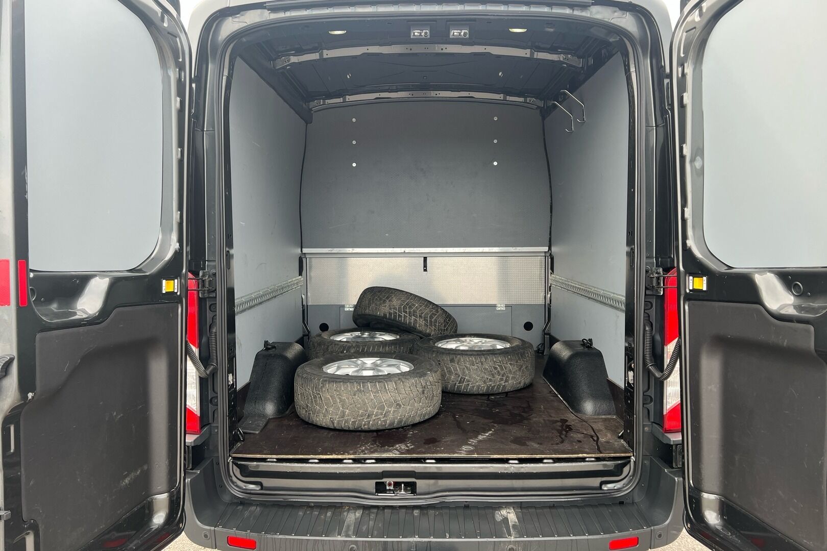 Ford Transit iso kuva 10