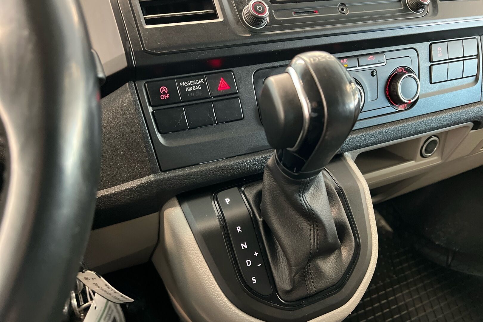 Volkswagen Transporter iso kuva 14