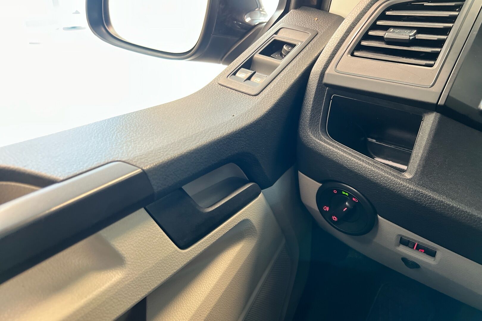 Volkswagen Transporter iso kuva 17