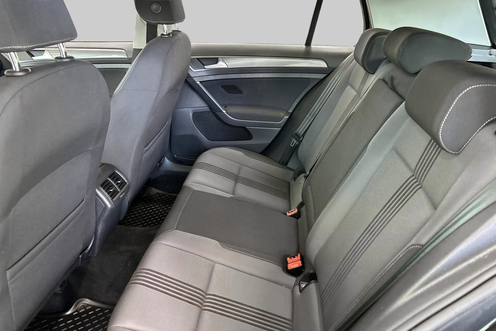 Volkswagen Golf iso kuva 28