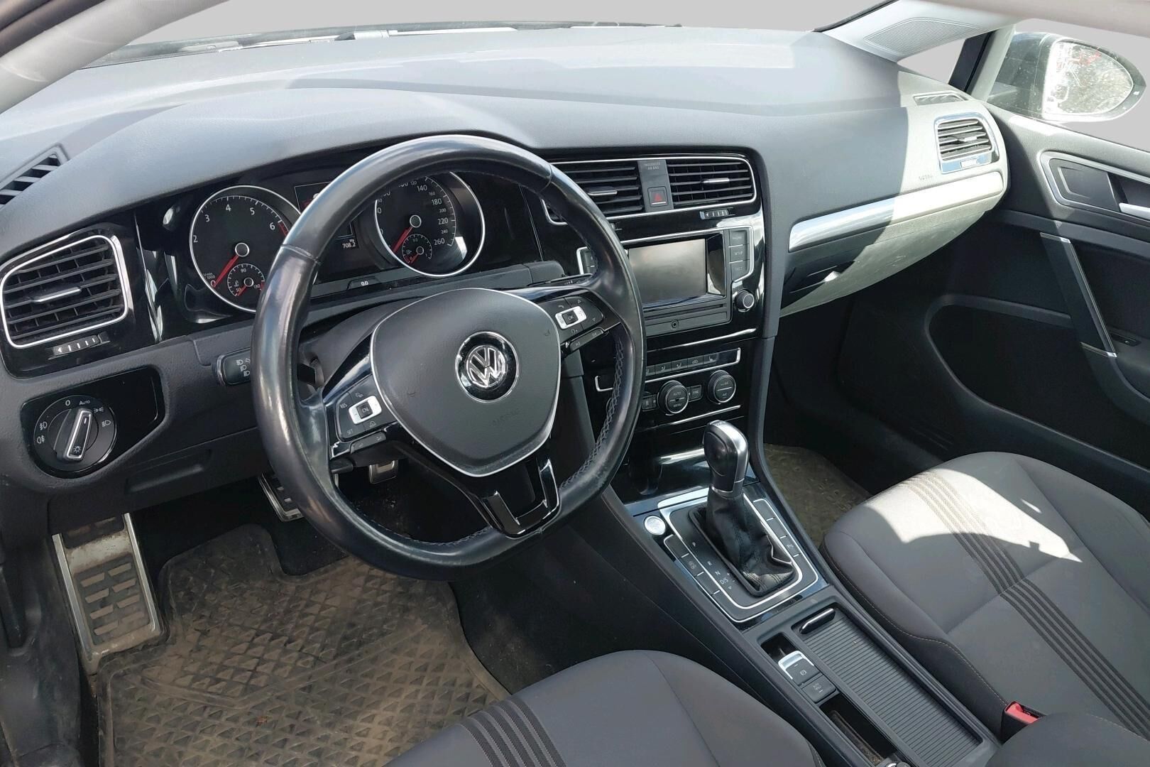Volkswagen Golf iso kuva 2