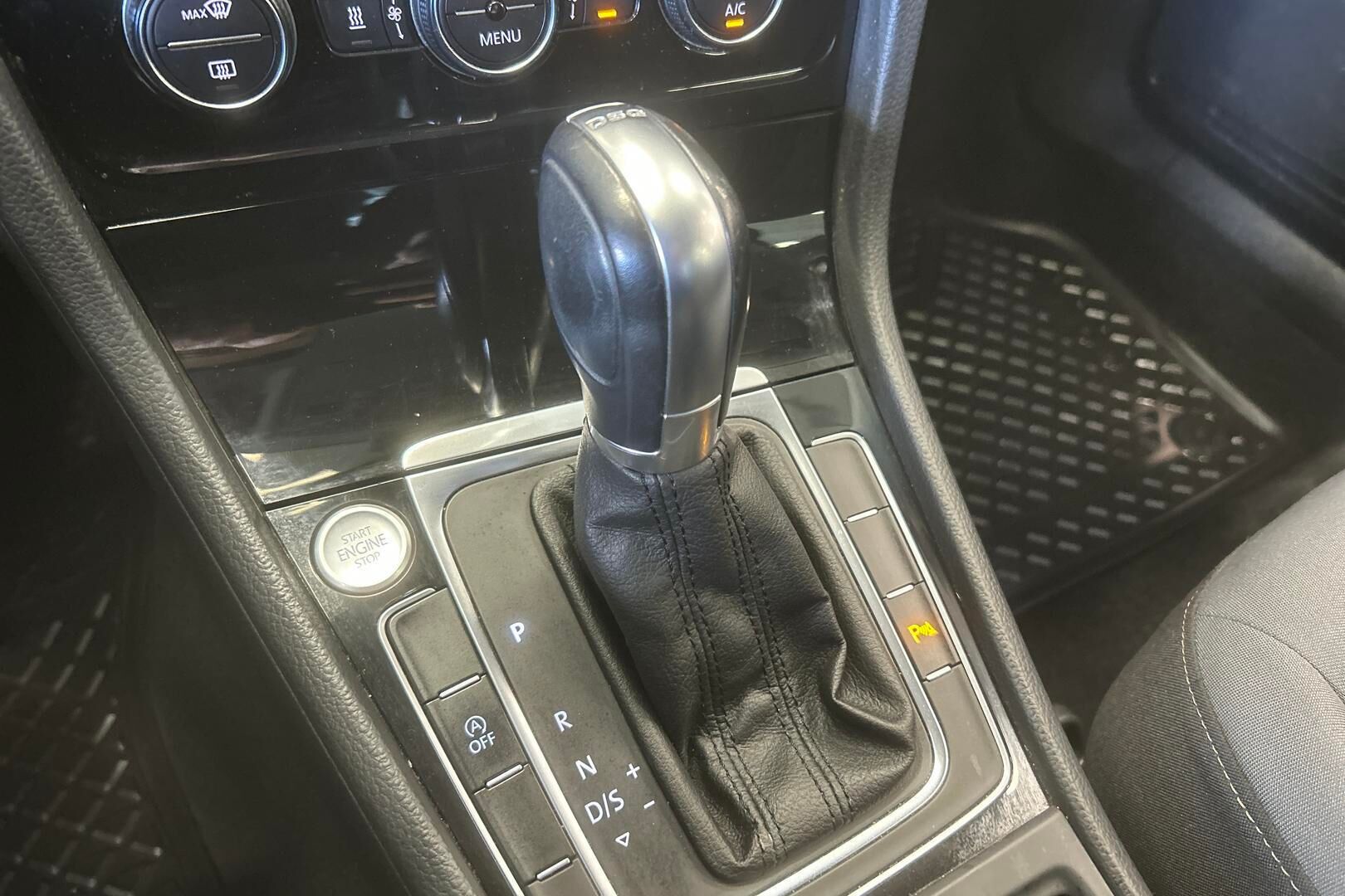 Volkswagen Golf iso kuva 18
