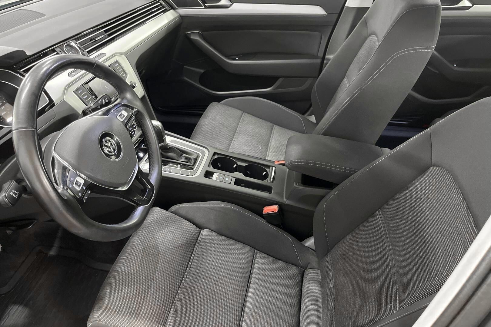 Volkswagen Passat iso kuva 13