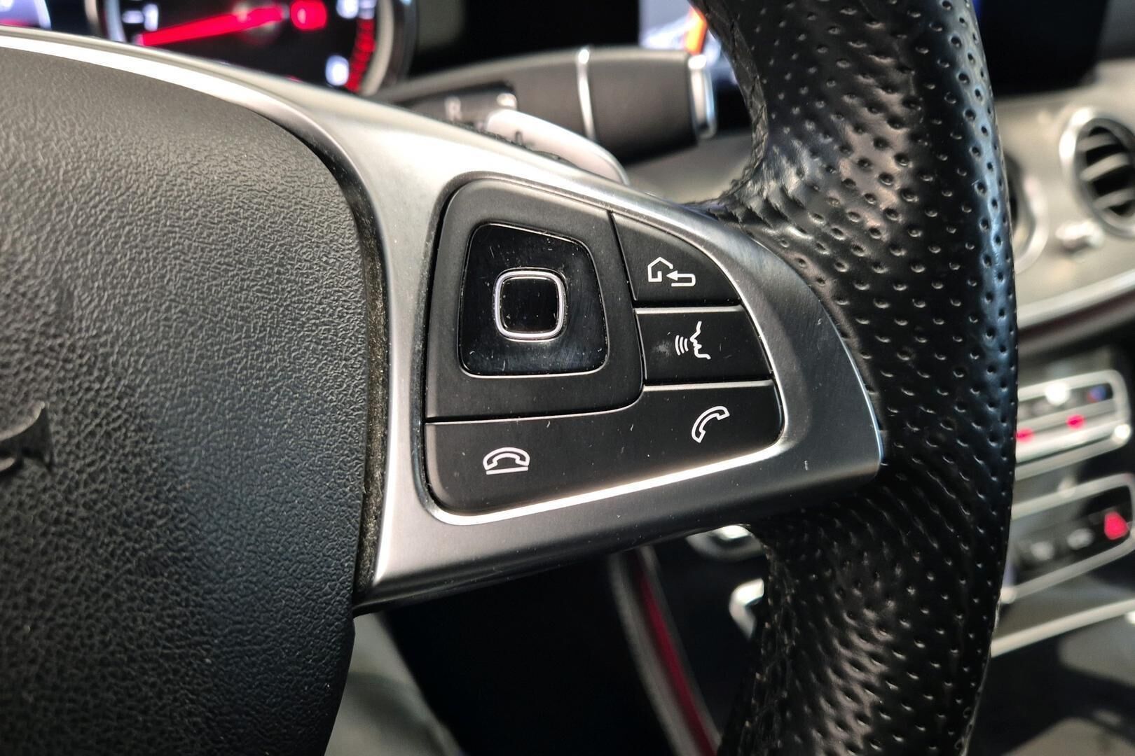 Mercedes-Benz E iso kuva 17