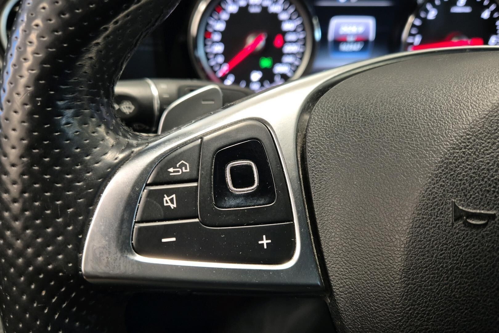 Mercedes-Benz E iso kuva 18