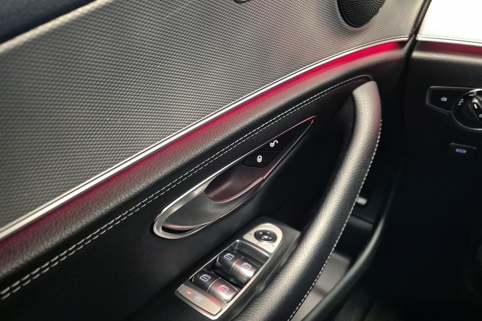 Mercedes-Benz E iso kuva 19