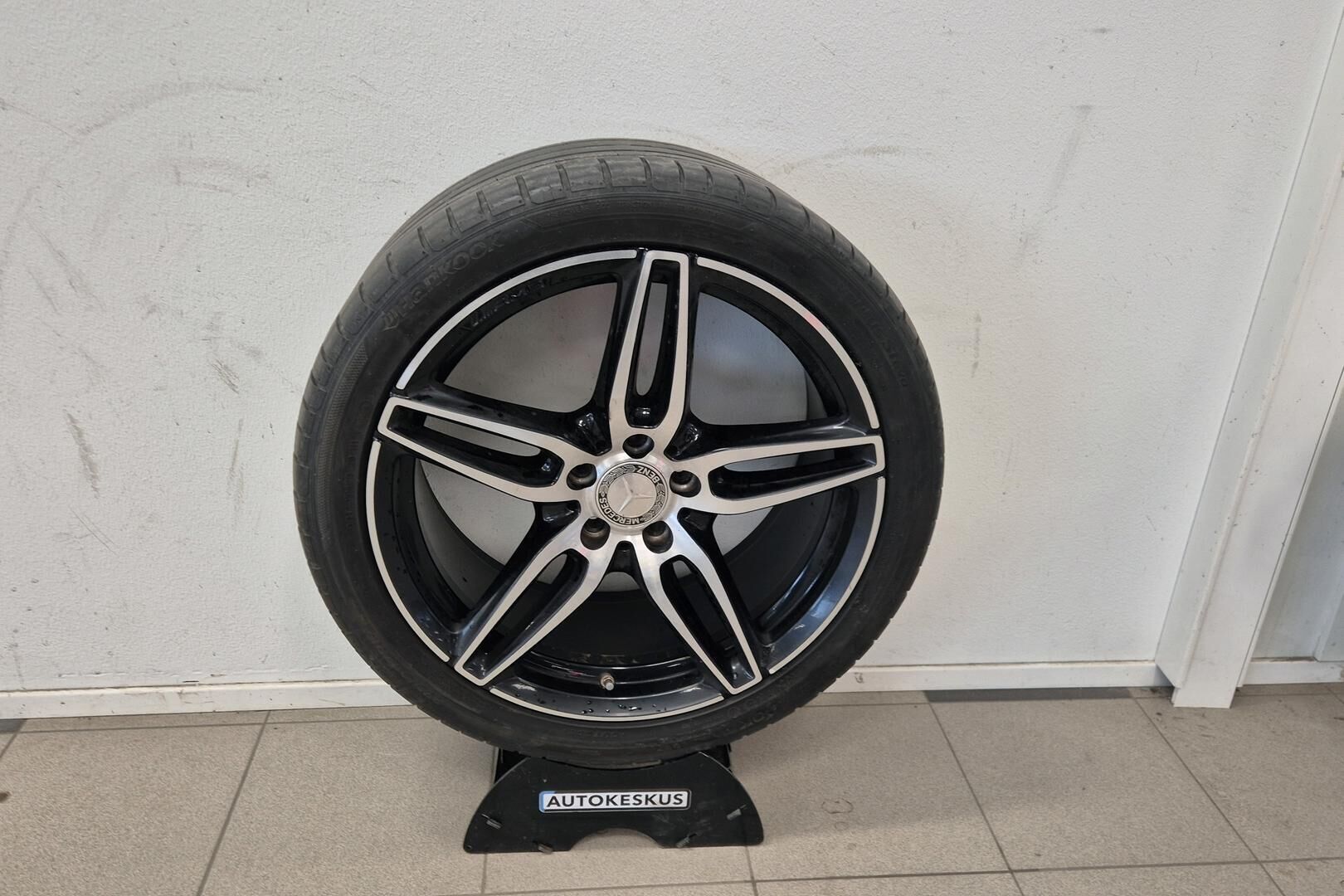 Mercedes-Benz E iso kuva 22