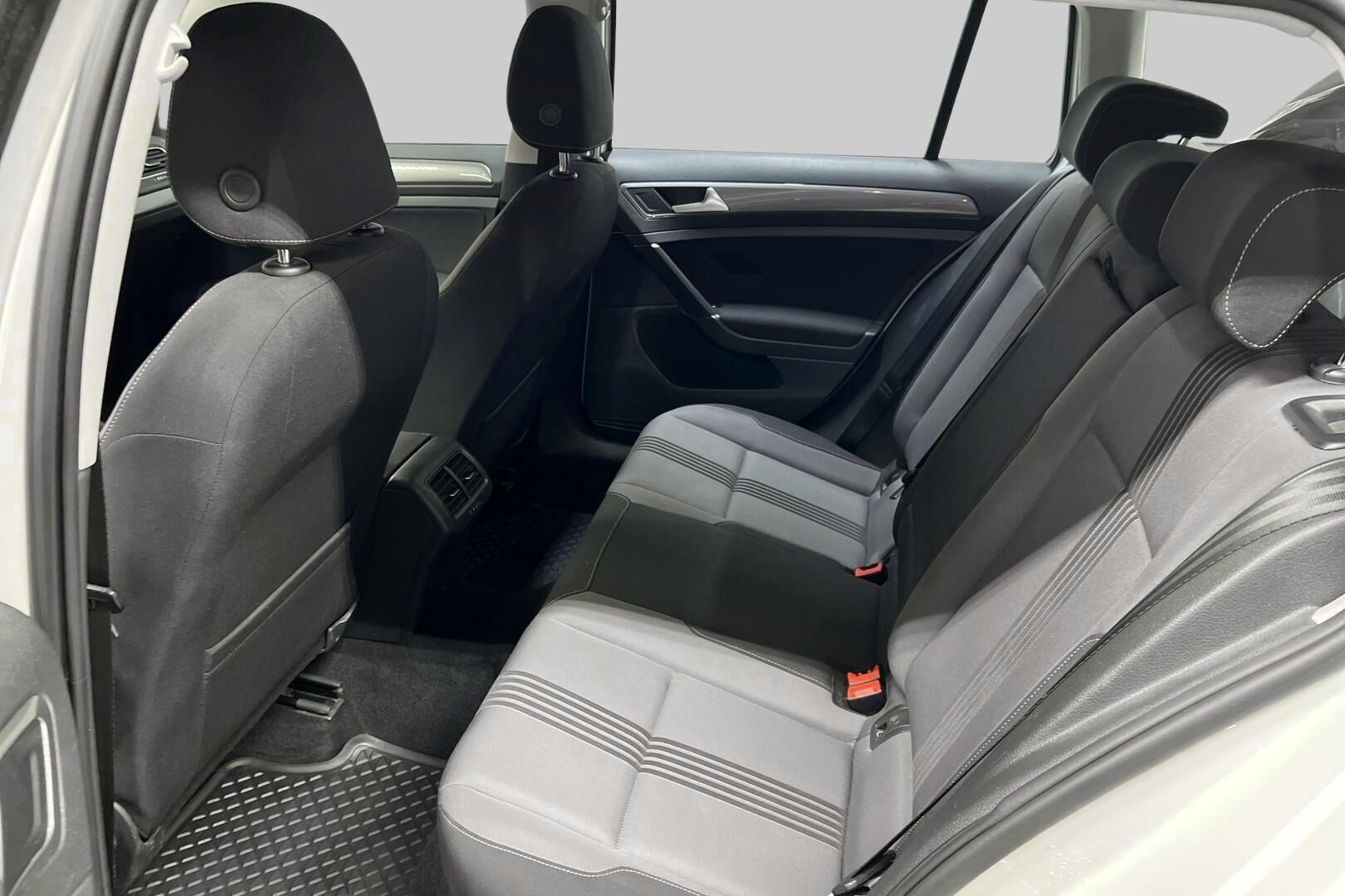 Volkswagen Golf iso kuva 10