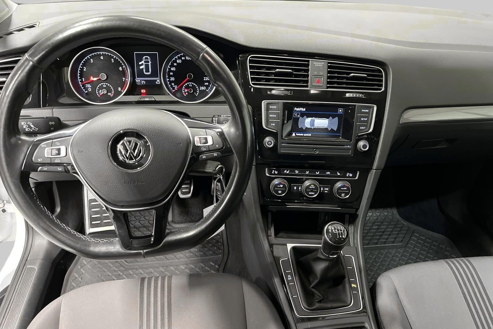 Volkswagen Golf iso kuva 11