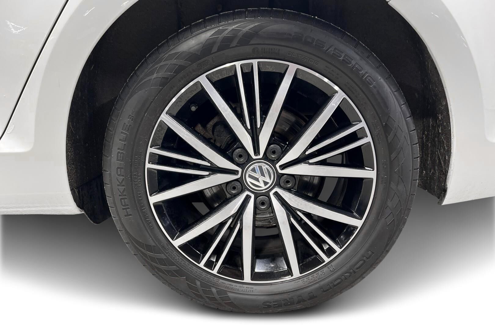 Volkswagen Golf iso kuva 13
