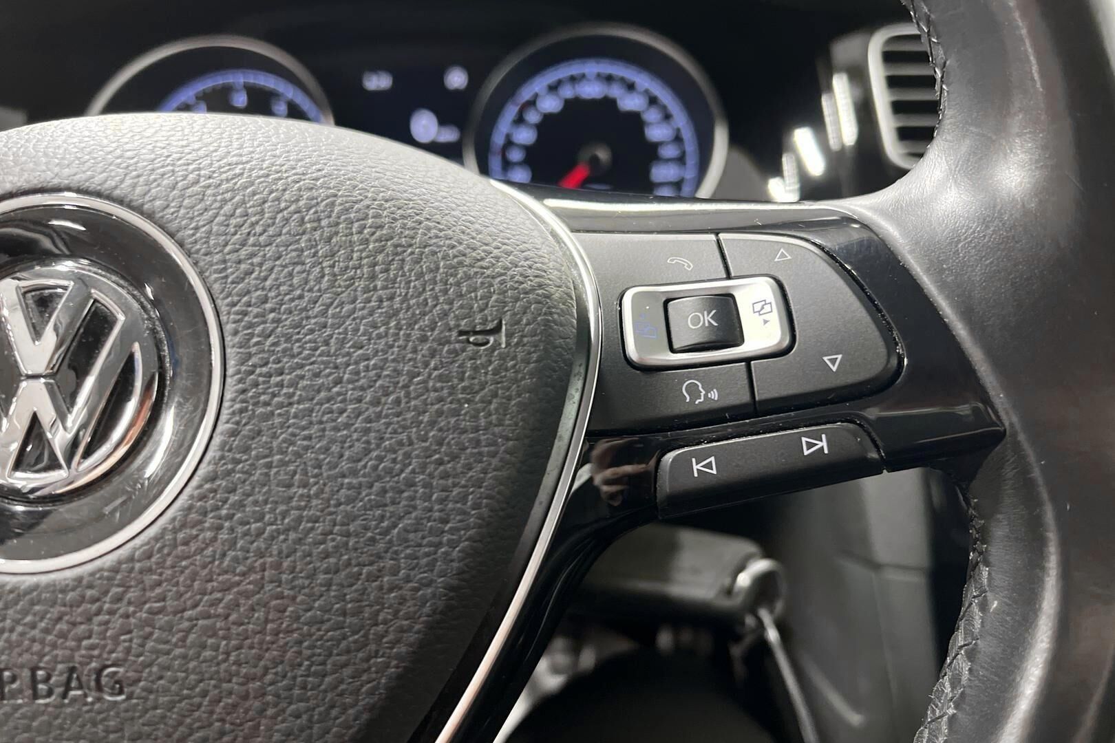 Volkswagen Golf iso kuva 17