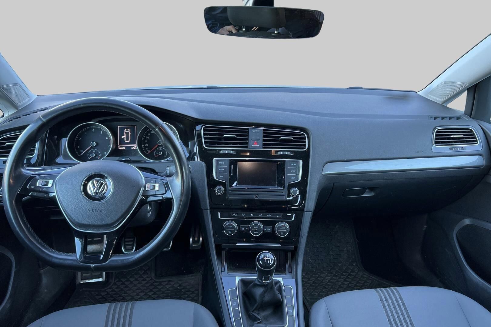Volkswagen Golf iso kuva 2