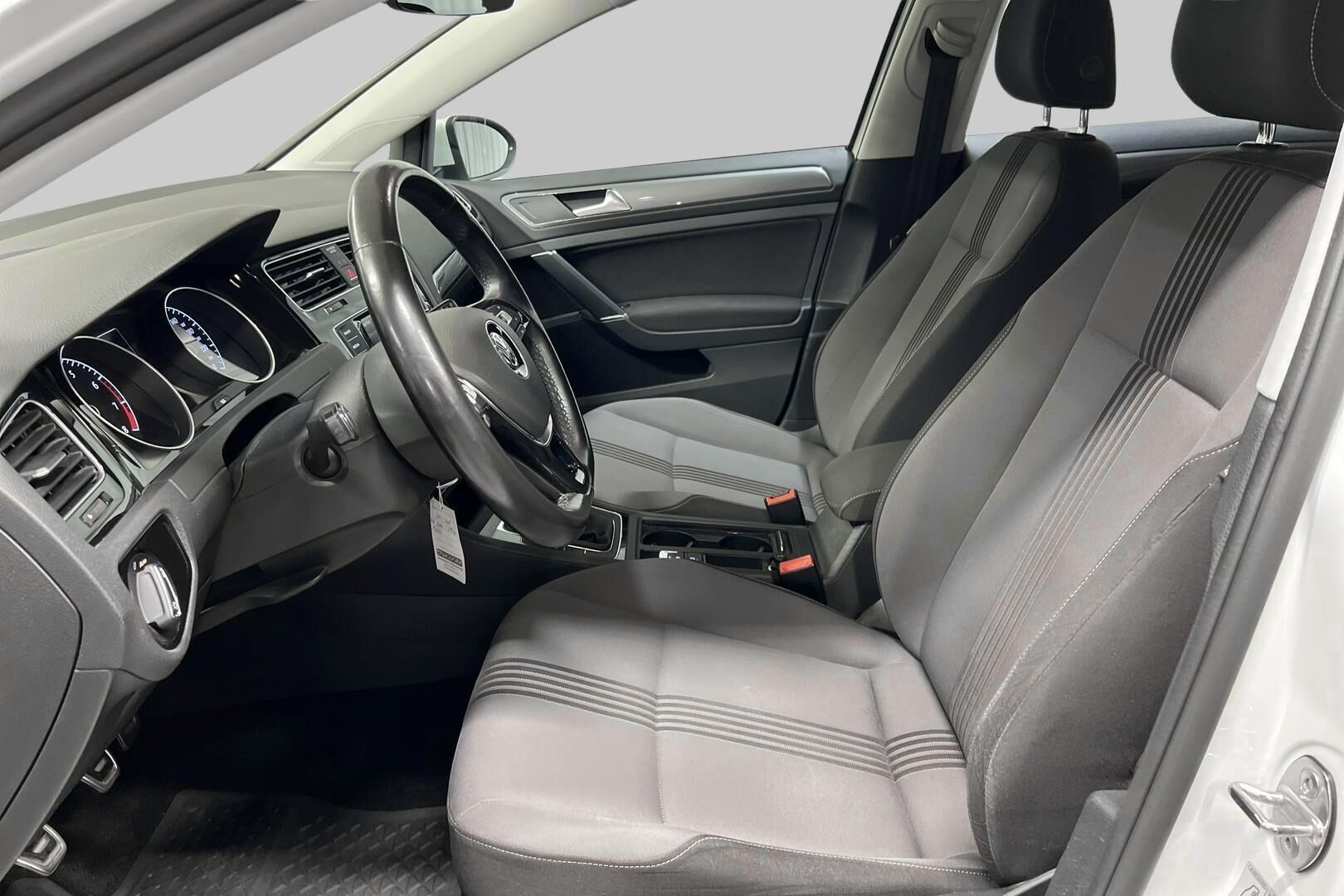 Volkswagen Golf iso kuva 9
