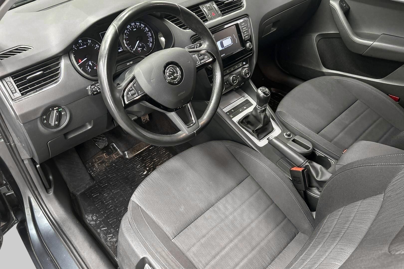 Skoda Octavia iso kuva 8