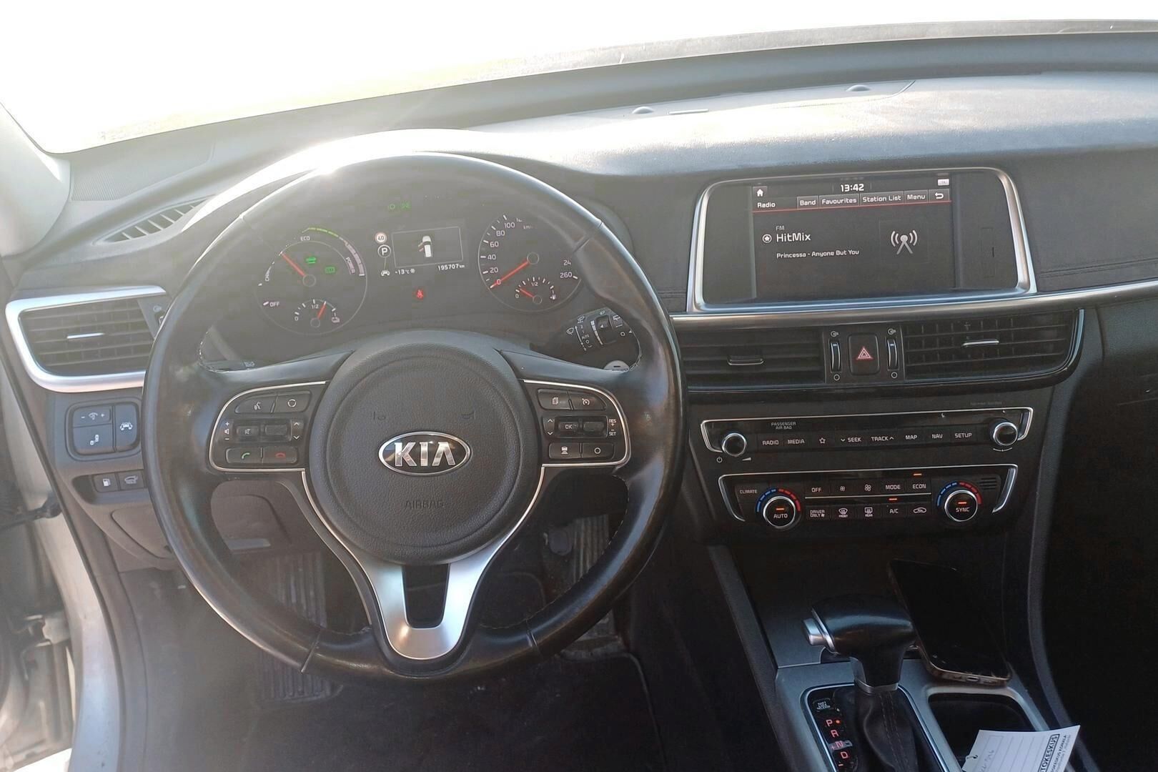 Kia Optima iso kuva 1