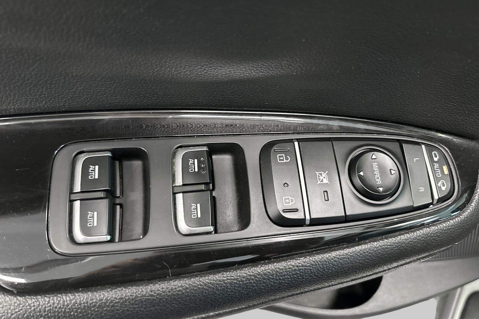 Kia Optima iso kuva 21