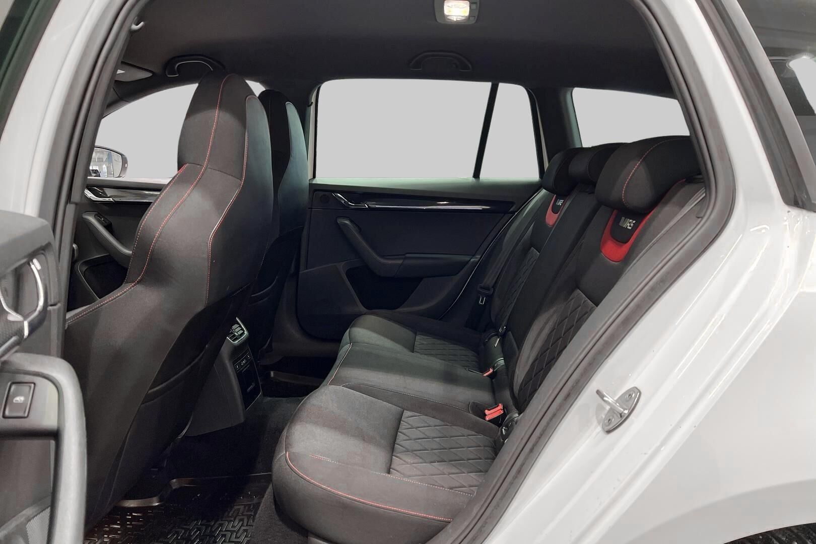 Skoda Octavia iso kuva 10