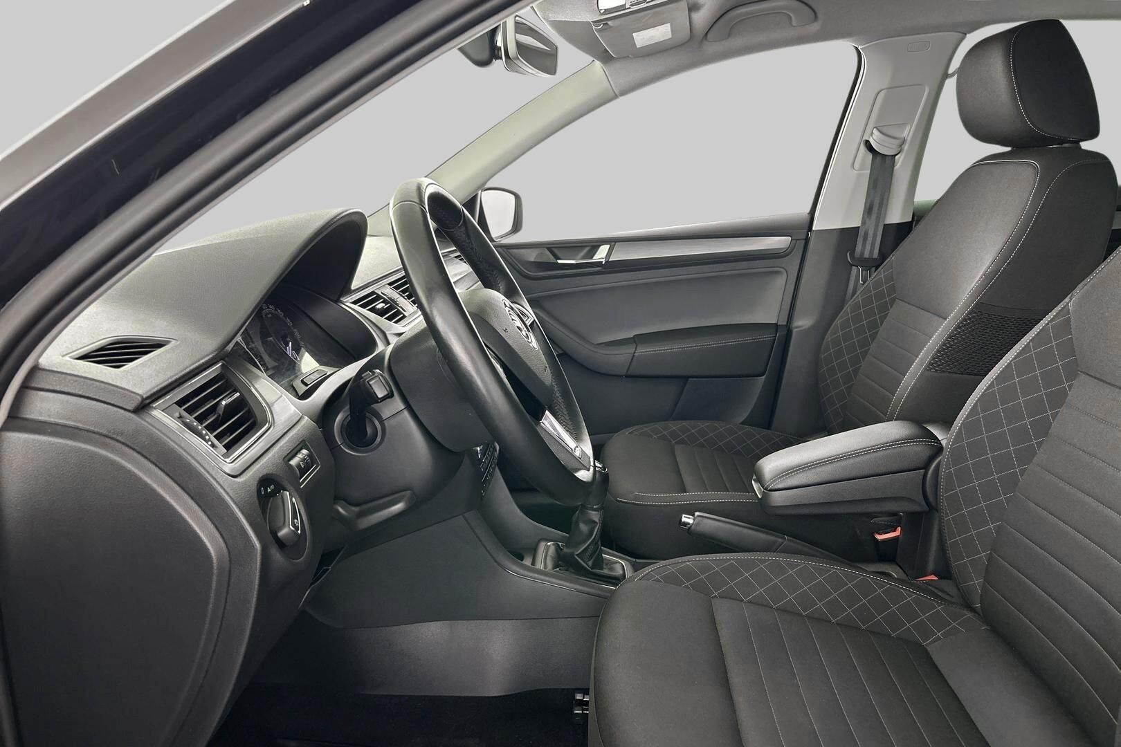 Skoda Rapid iso kuva 5