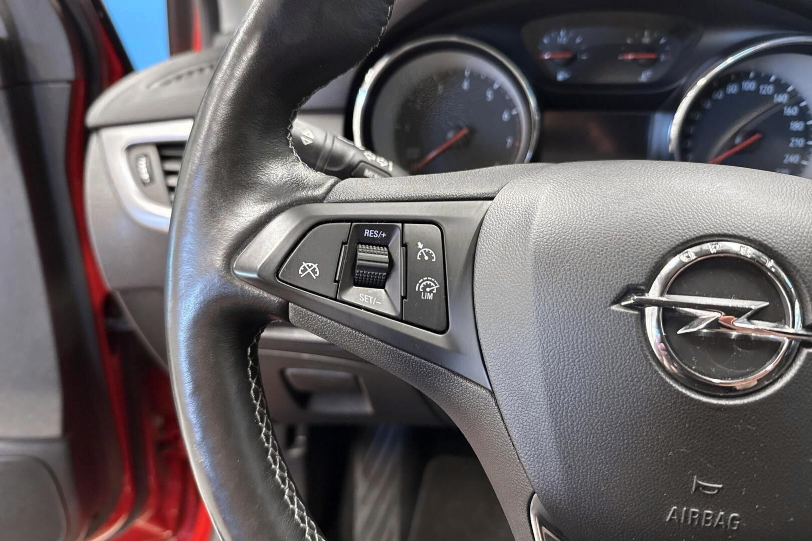 Opel Astra iso kuva 18