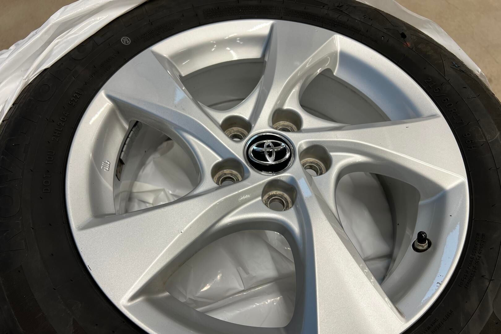 Toyota C-HR iso kuva 18