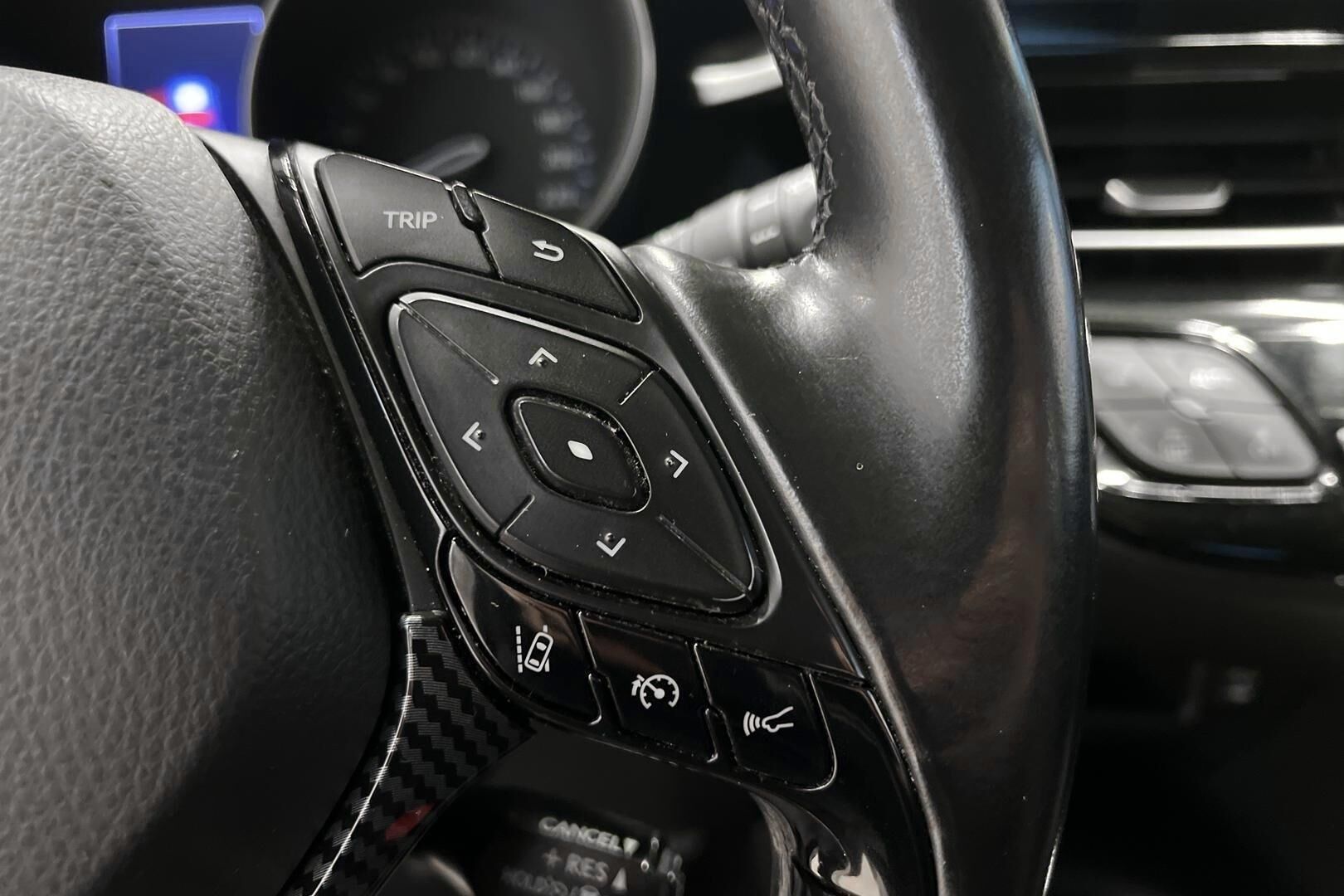 Toyota C-HR iso kuva 2