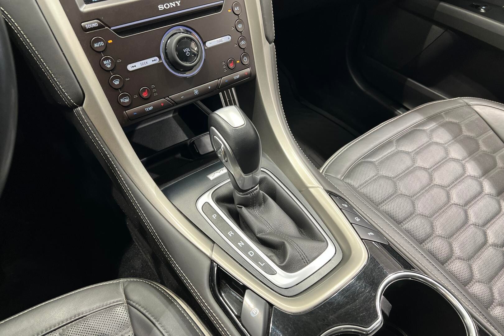 Ford Mondeo Vignale iso kuva 22