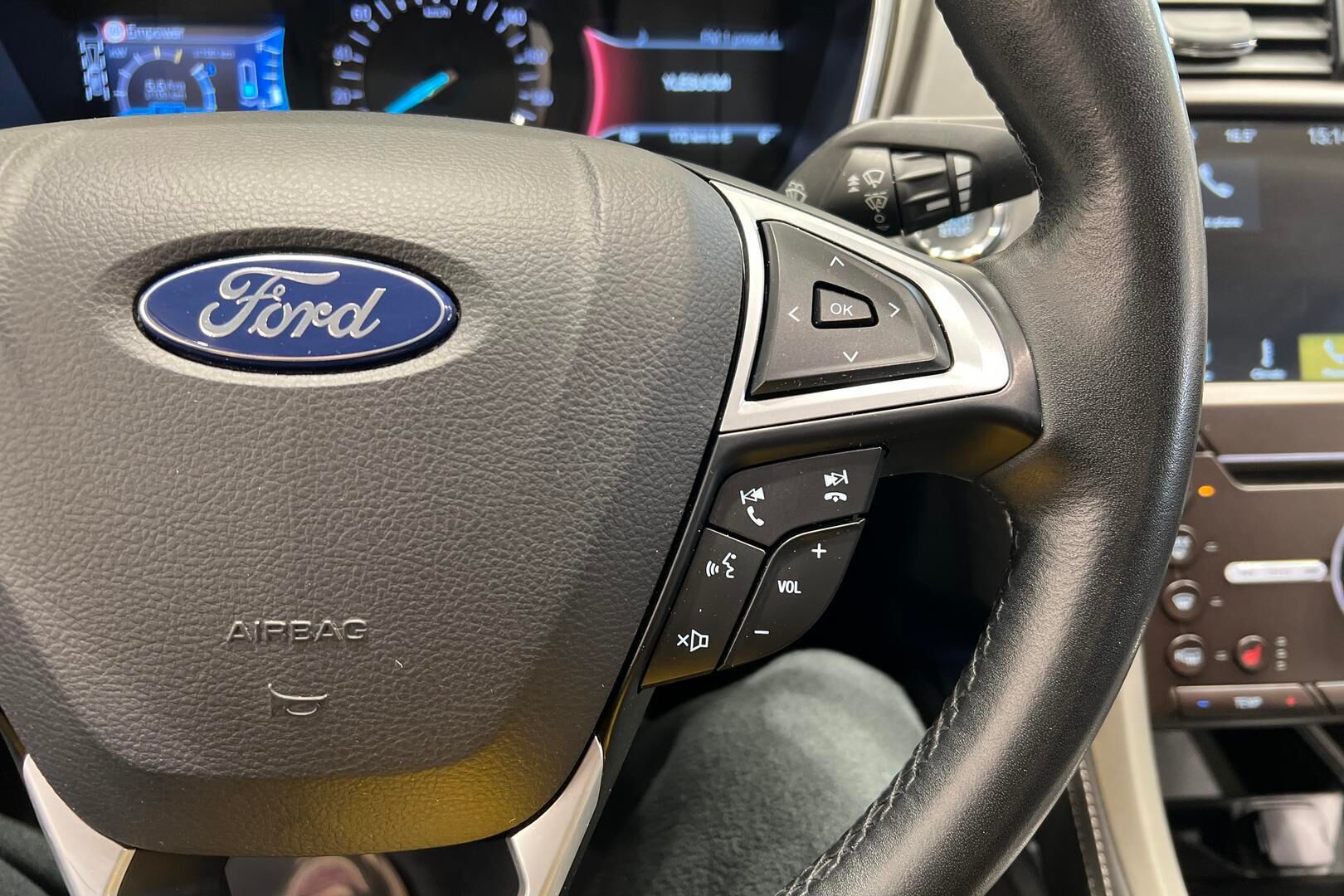 Ford Mondeo Vignale iso kuva 26