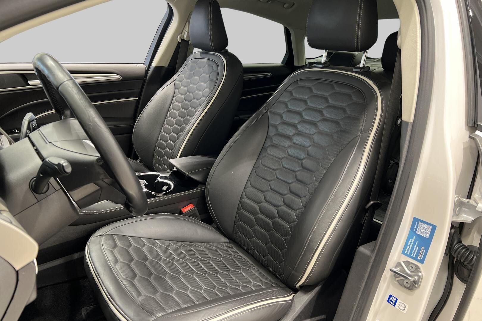 Ford Mondeo Vignale iso kuva 32