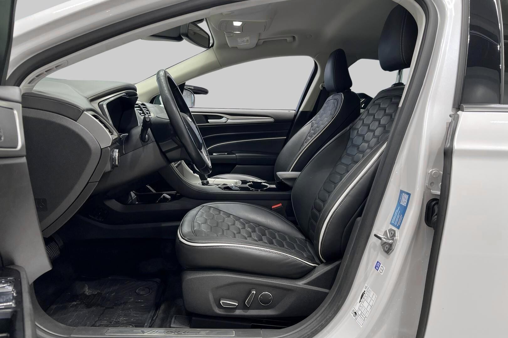 Ford Mondeo Vignale iso kuva 9