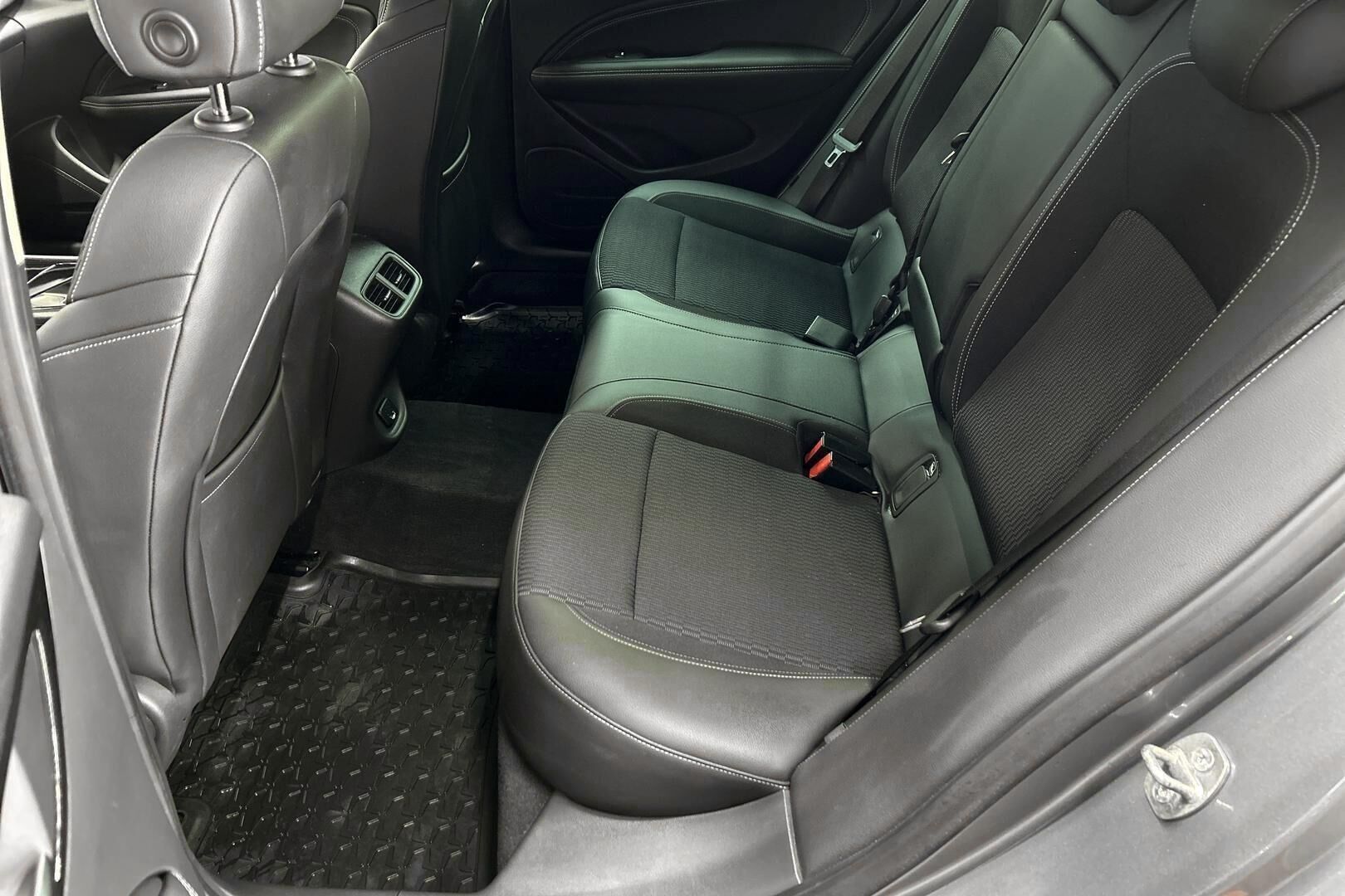 Opel Insignia iso kuva 10