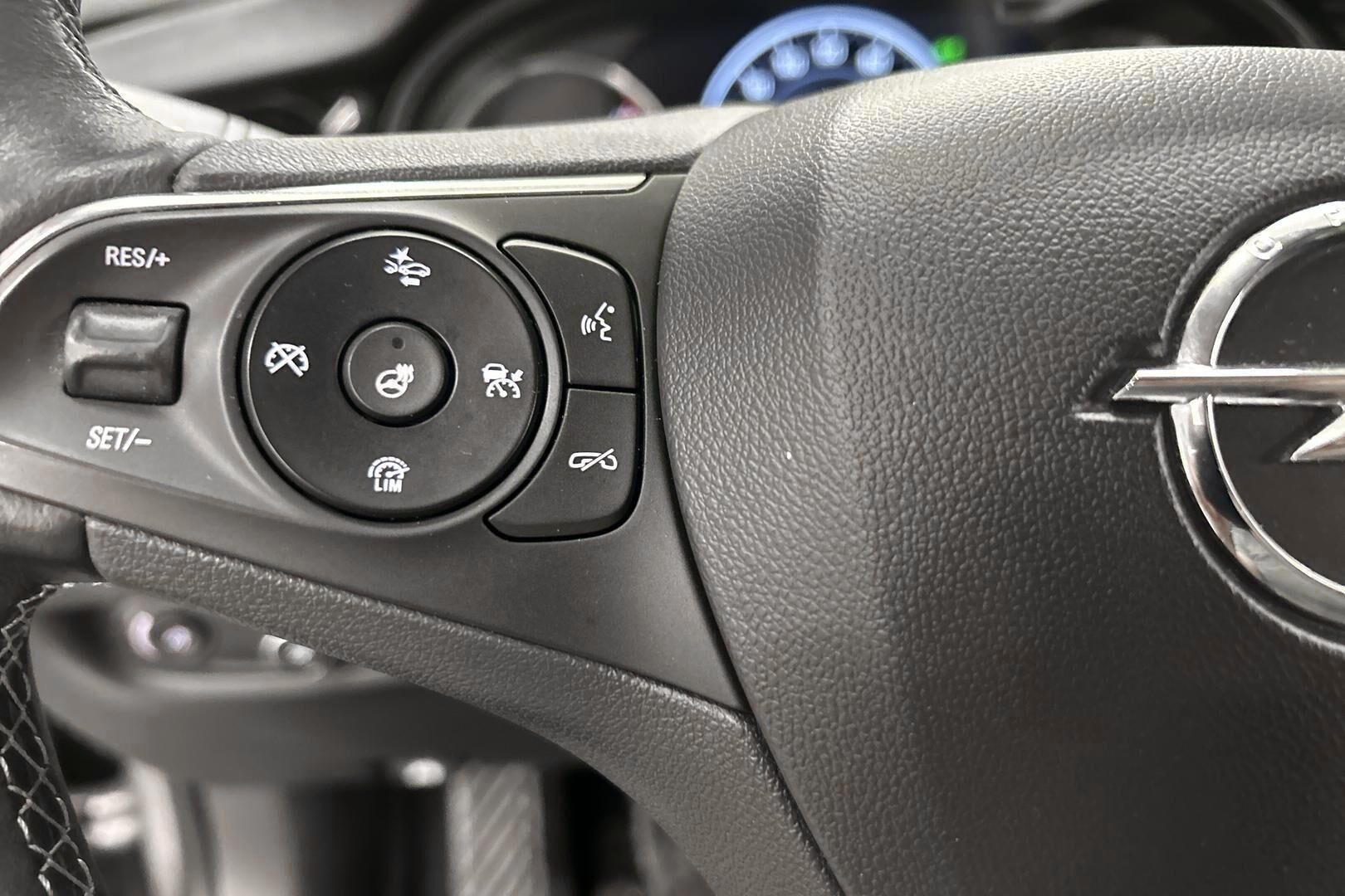 Opel Insignia iso kuva 18