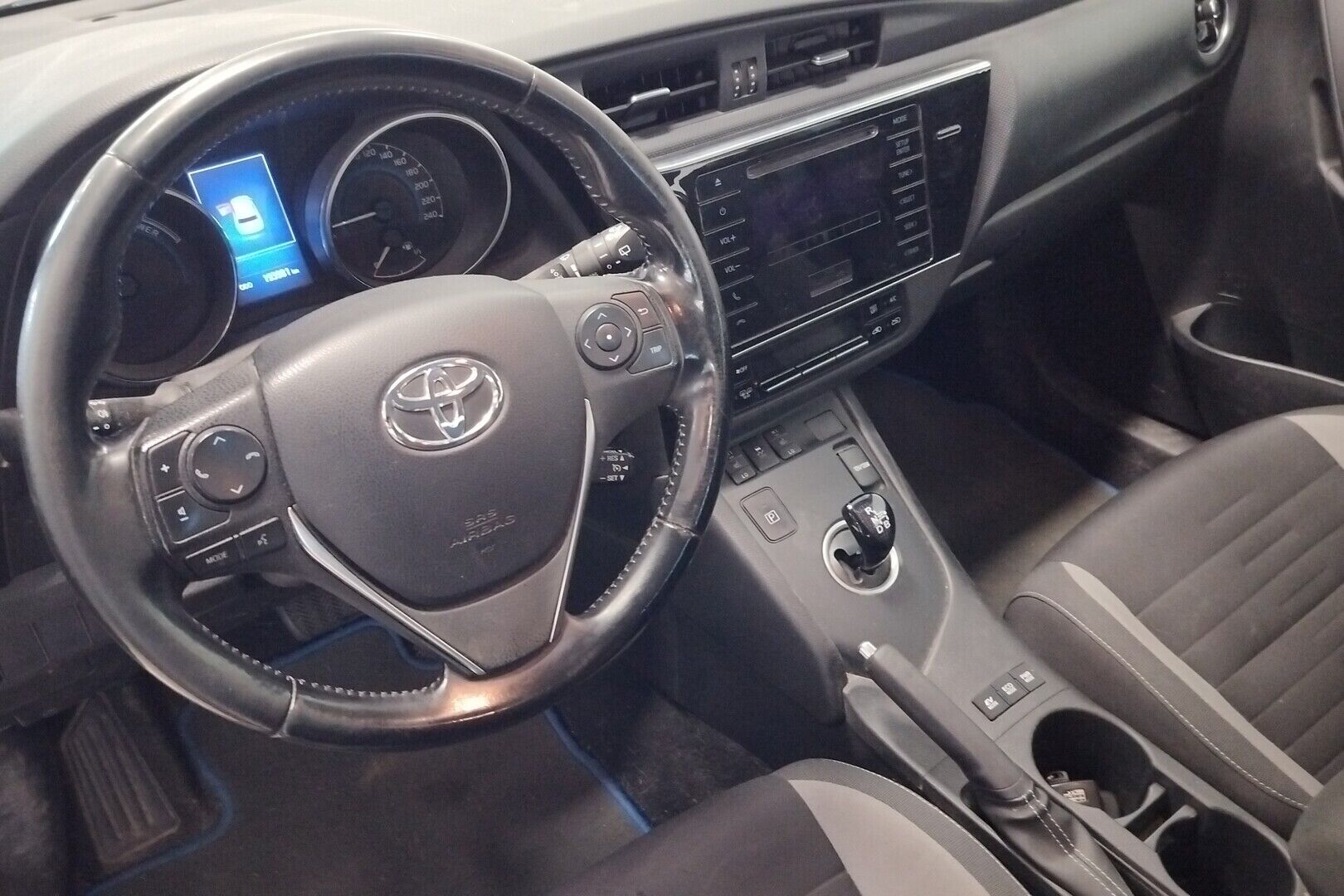 Toyota Auris iso kuva 1