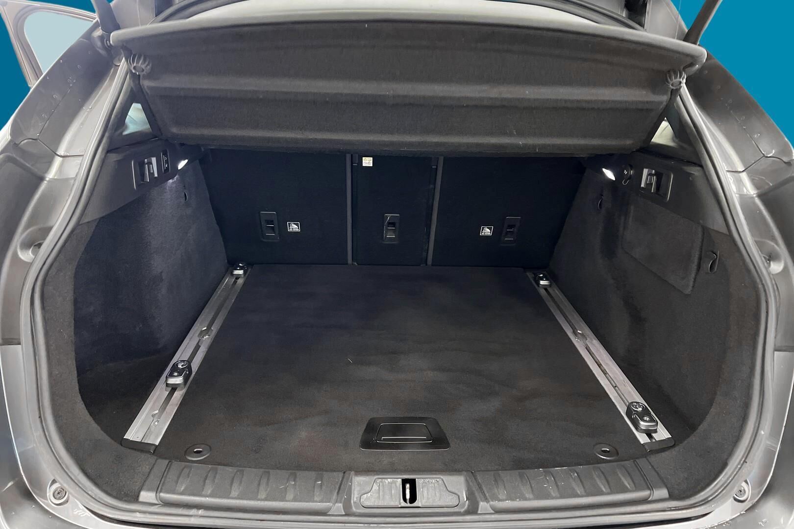 Jaguar F-PACE iso kuva 16