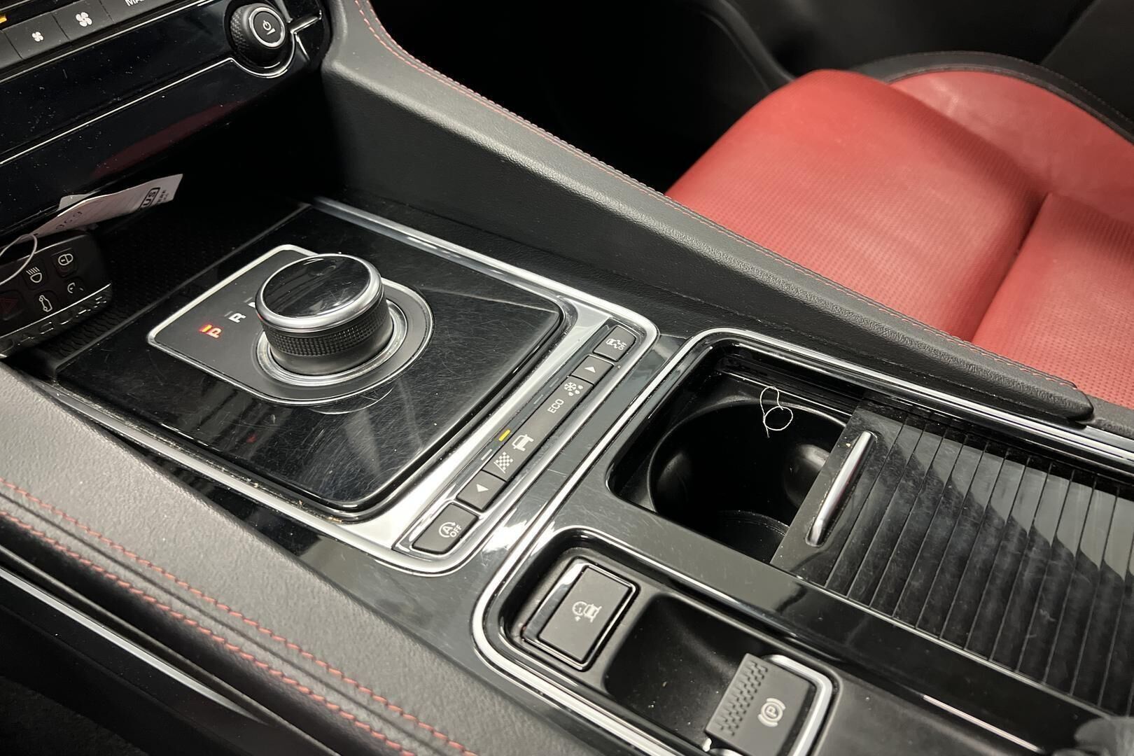 Jaguar F-PACE iso kuva 18