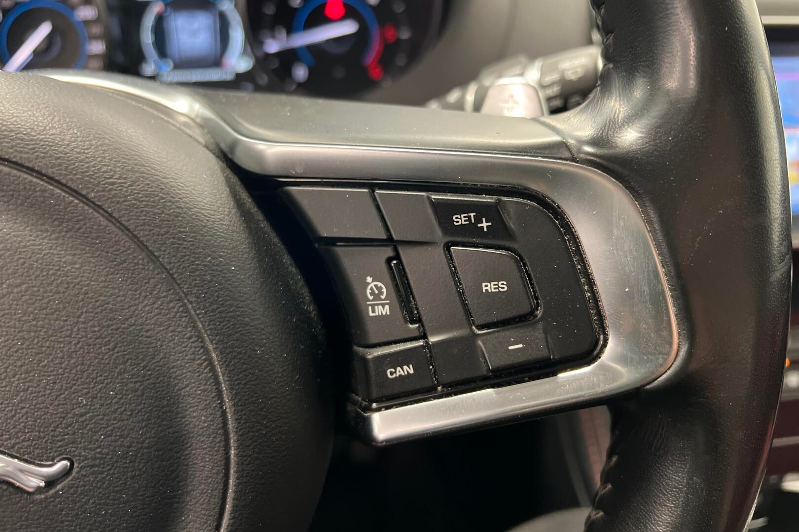 Jaguar F-PACE iso kuva 20