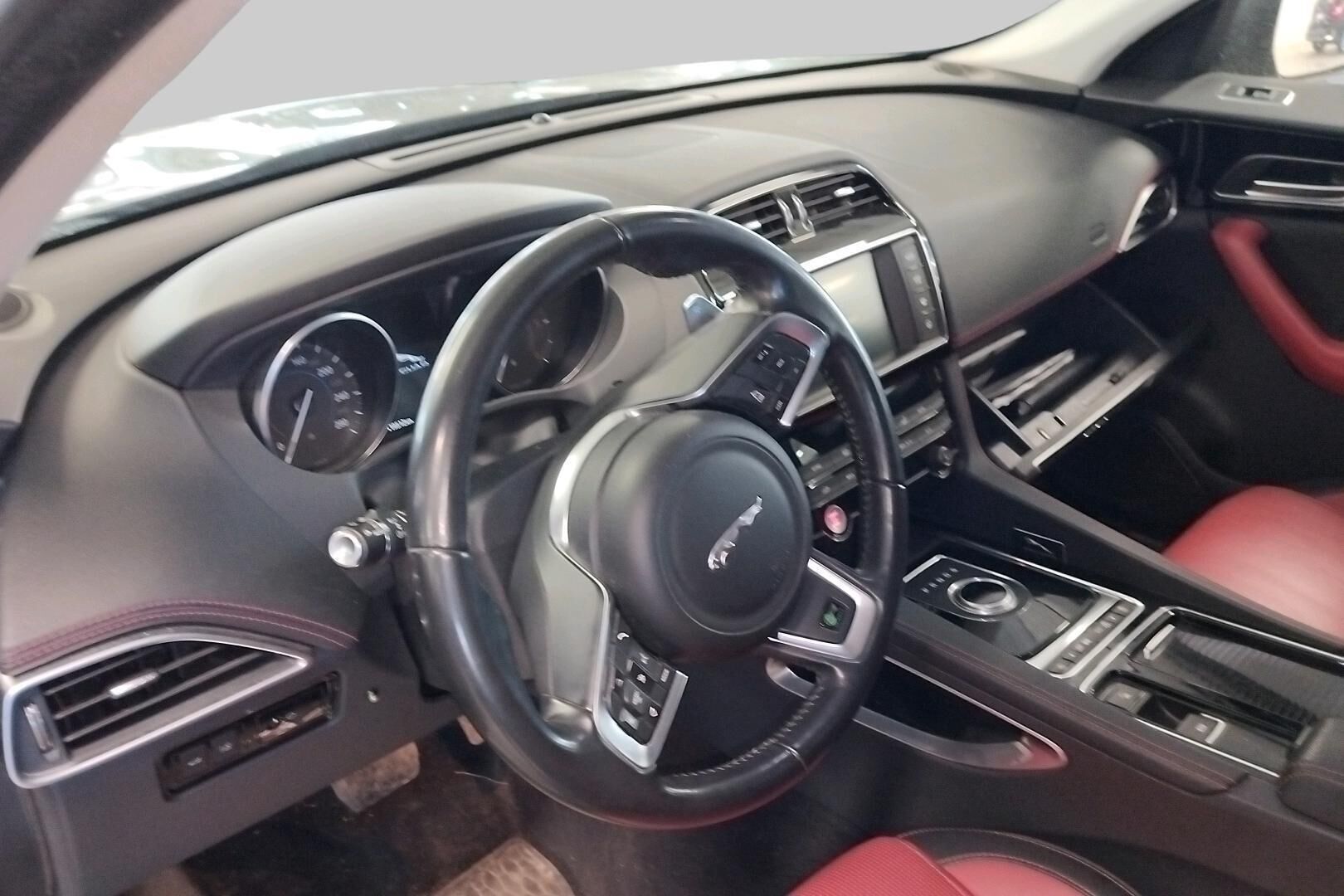 Jaguar F-PACE iso kuva 2