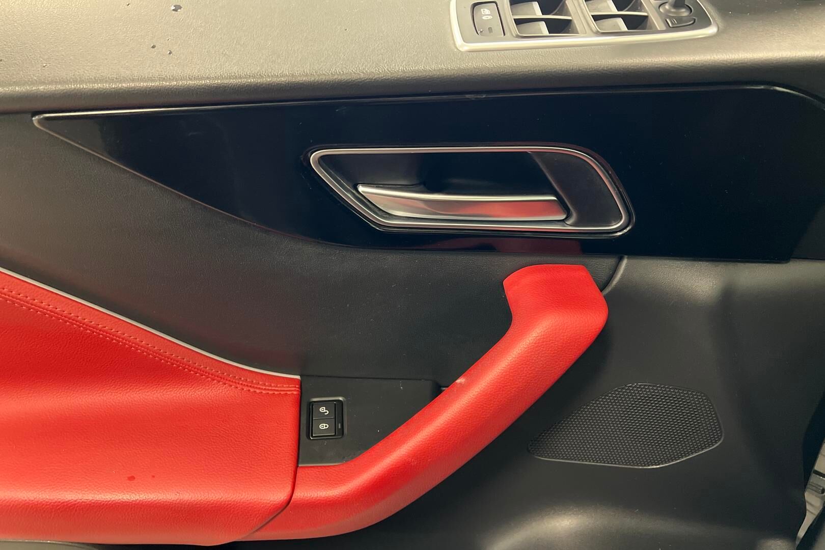 Jaguar F-PACE iso kuva 10