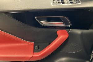 Jaguar F-PACE esikatselu 10