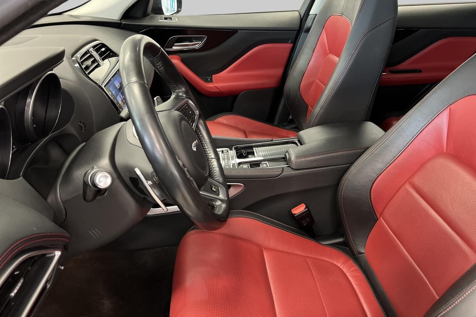 Jaguar F-PACE iso kuva 14