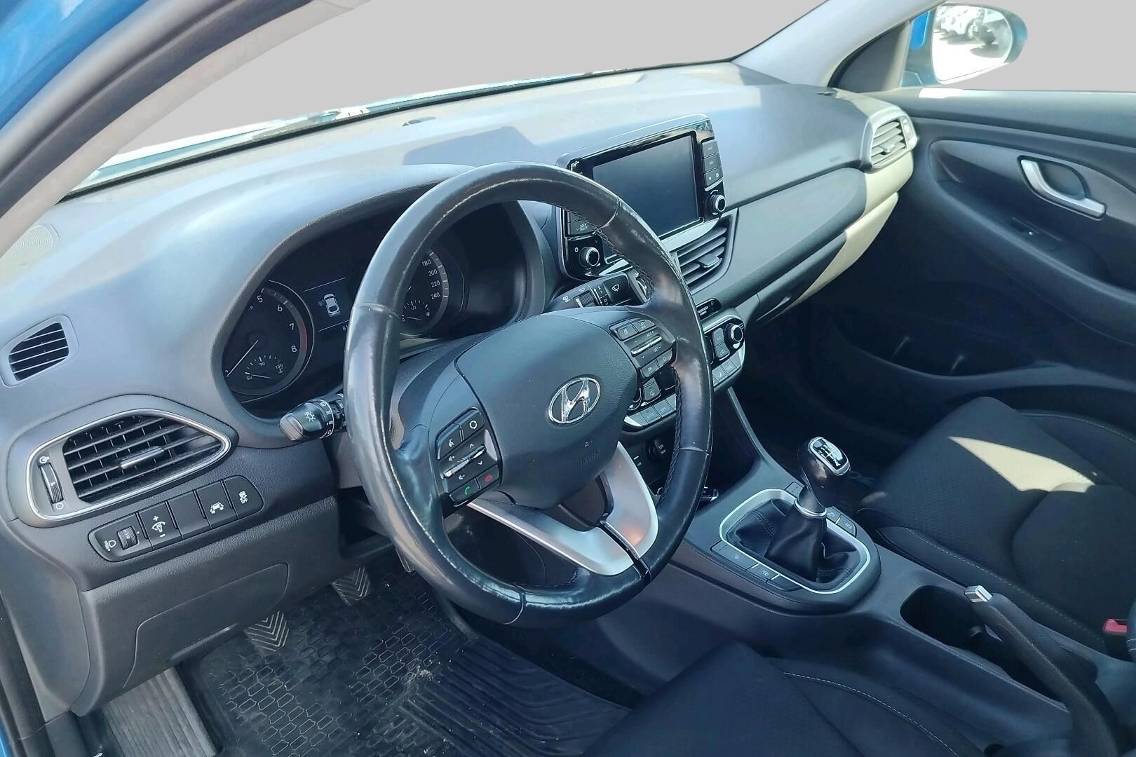 Hyundai i30 Fastback iso kuva 1