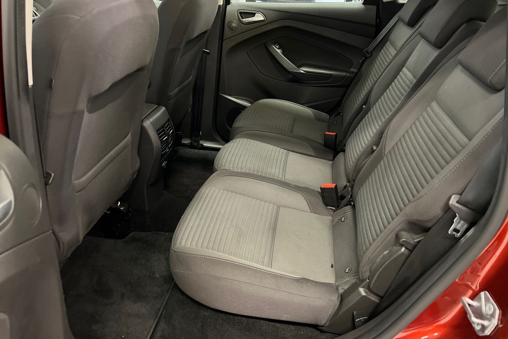 Ford C-Max iso kuva 9
