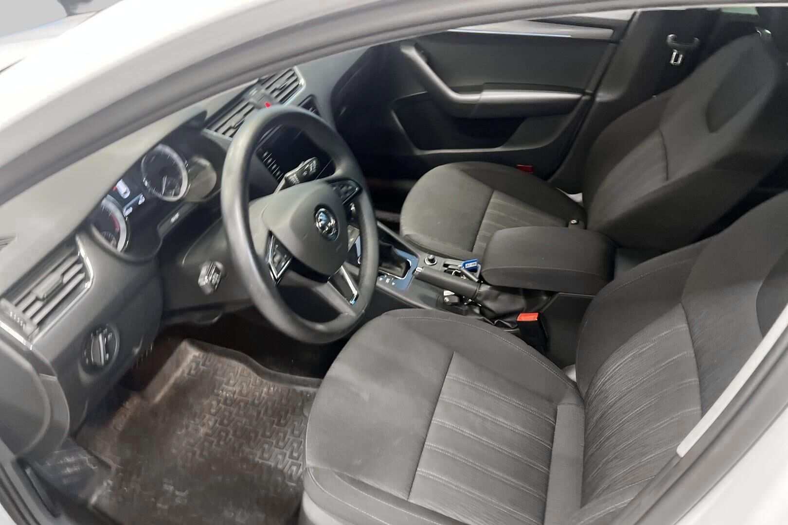 Skoda Octavia iso kuva 8