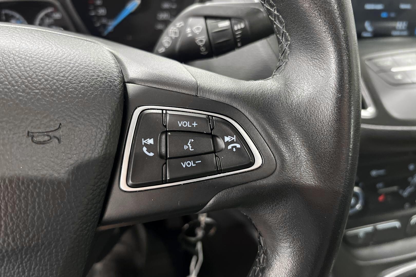 Ford C-Max iso kuva 15