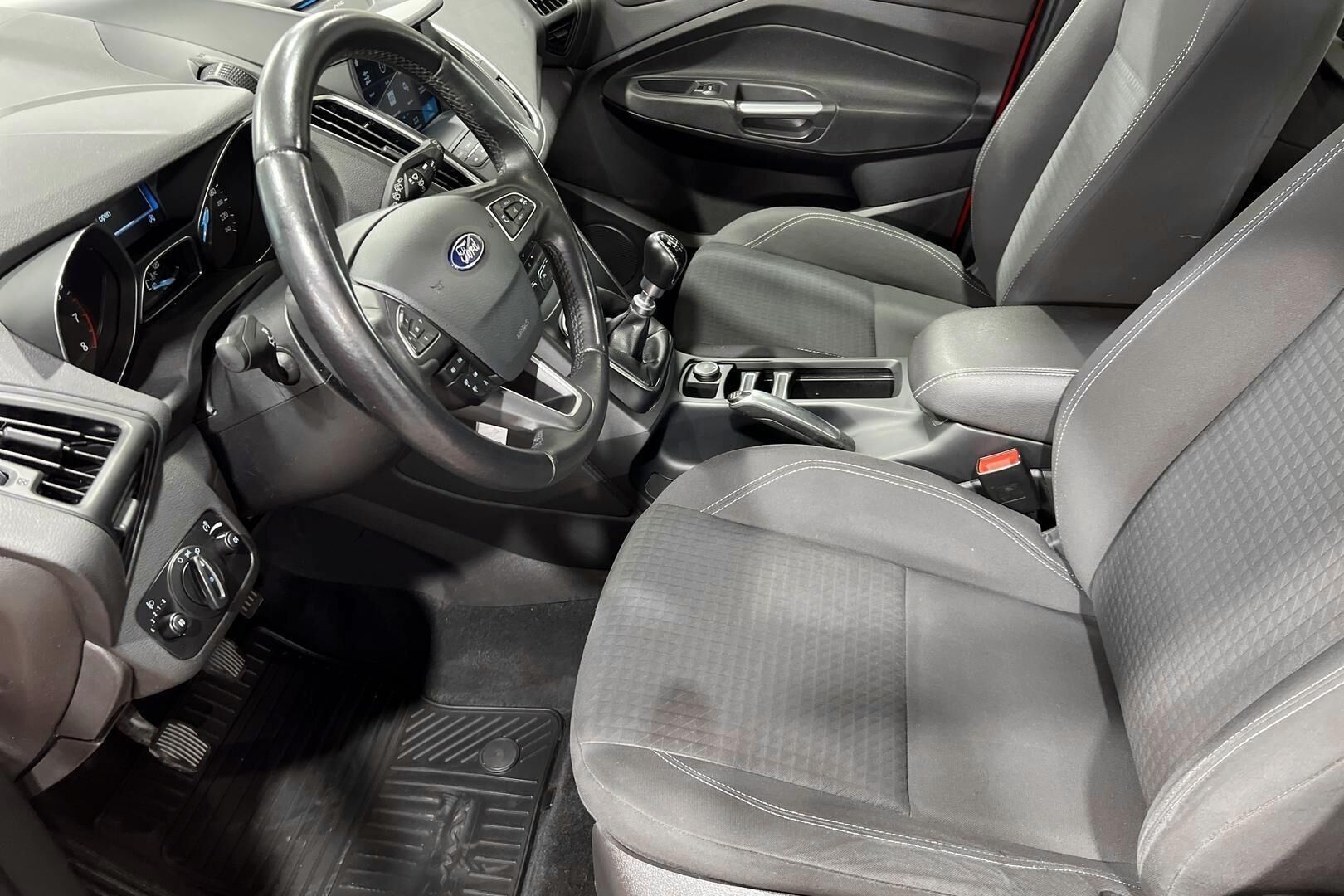 Ford C-Max iso kuva 9