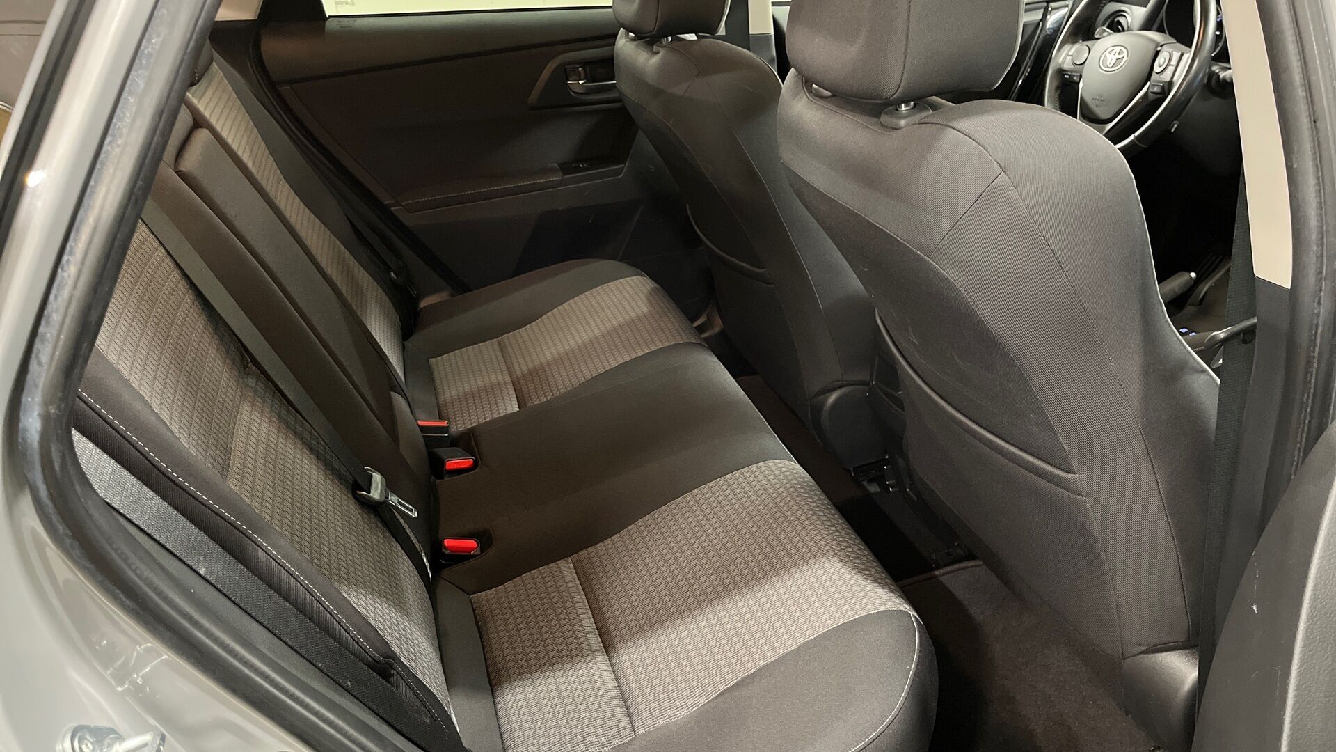 Toyota Auris iso kuva 15