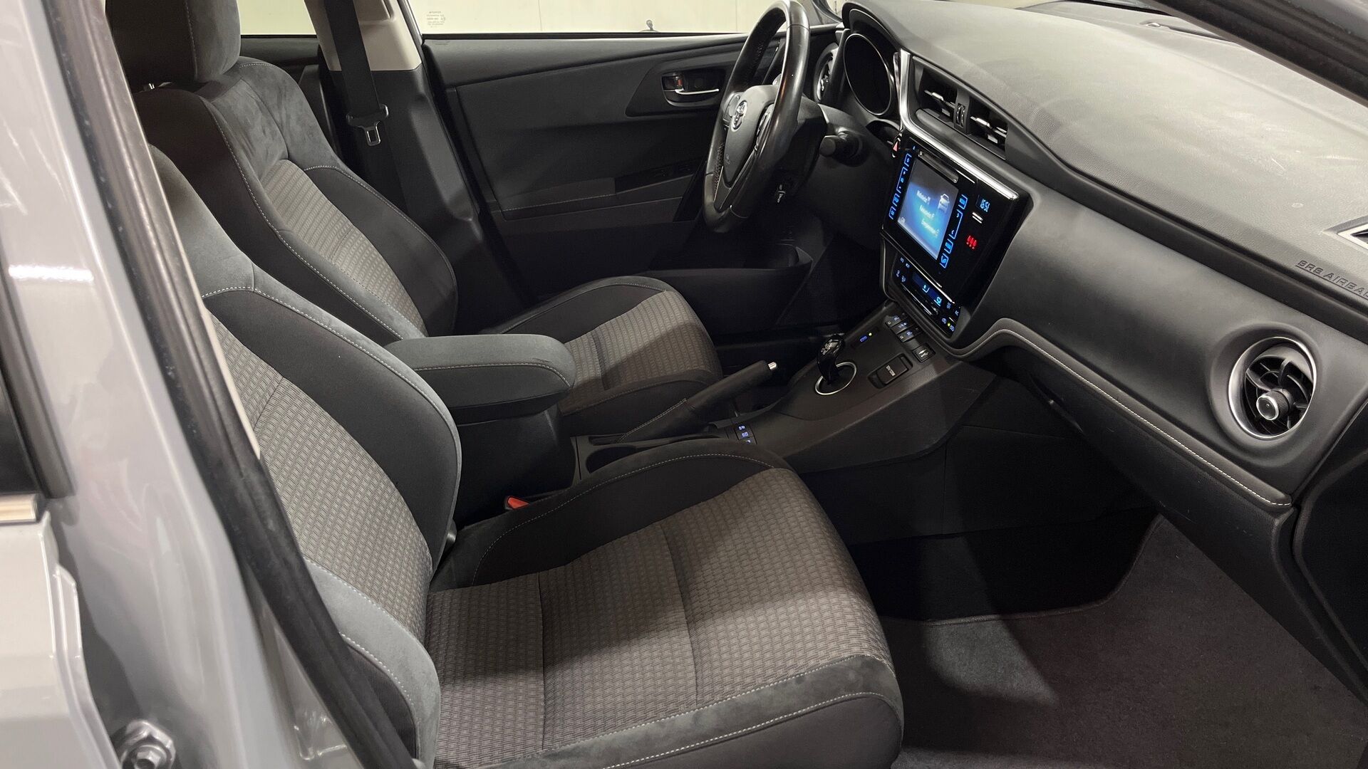 Toyota Auris iso kuva 16