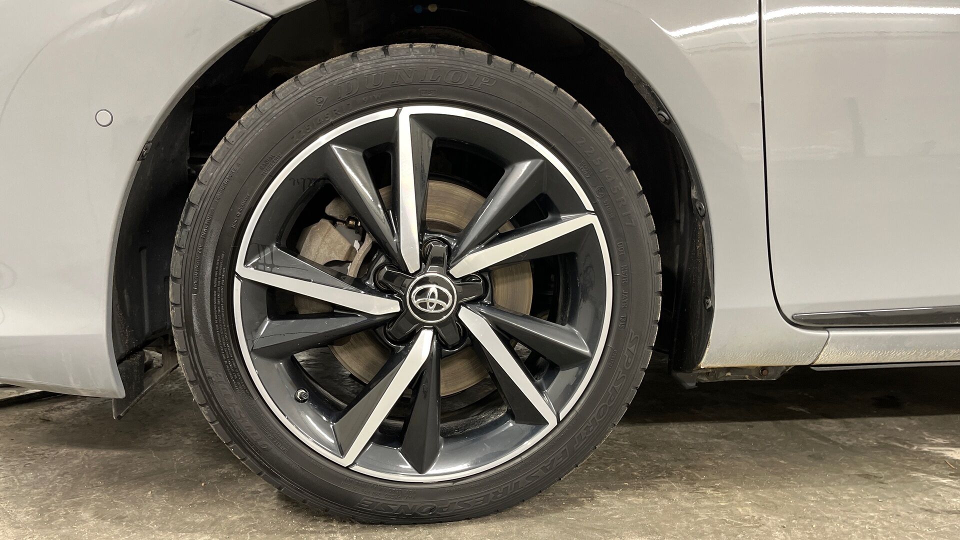 Toyota Auris iso kuva 17