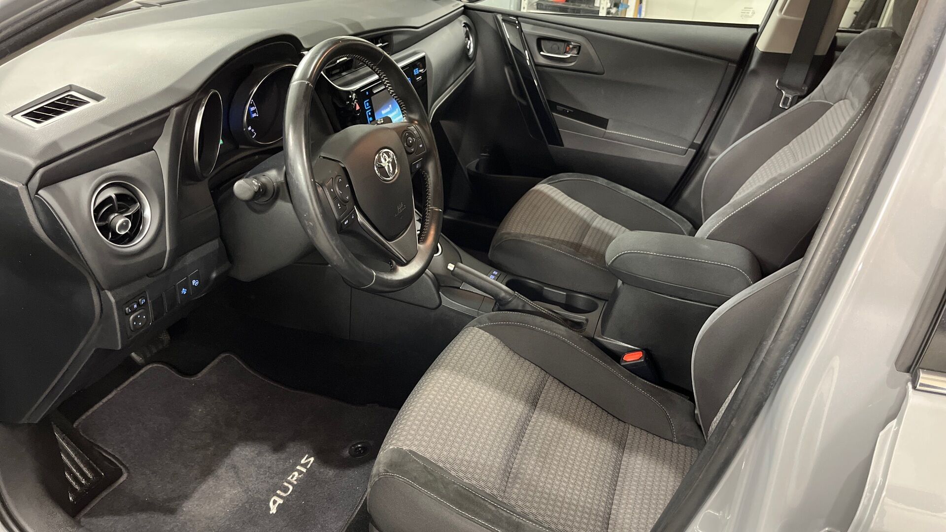 Toyota Auris iso kuva 7
